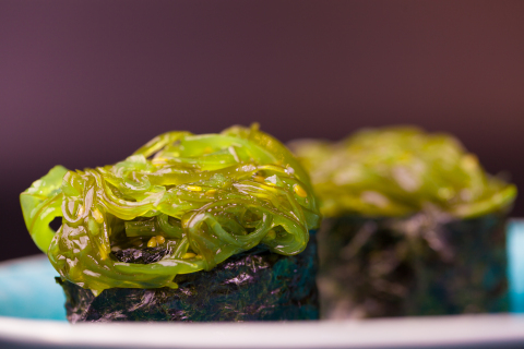 日式海藻沙拉寿司卷特写