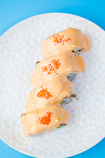 沙拉鱼籽酱海苔寿司卷