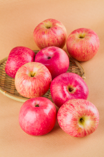 营养健康清脆红苹果实景图