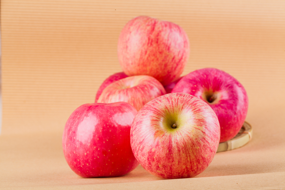 新鲜现摘红富士水果展示图片