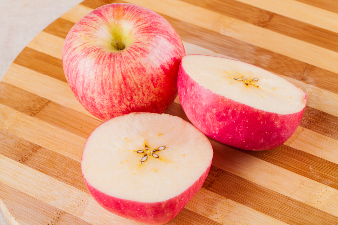 熟透的苹果切块实景图片