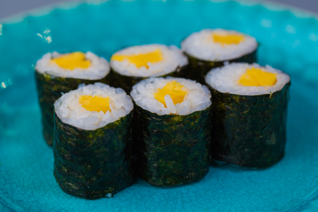 海苔卷大根寿司摆盘版权图片下载