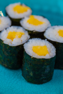 日式海苔寿司卷特写实拍图