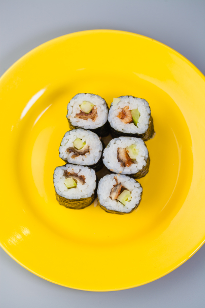 鳗鱼味海苔寿司卷摆盘