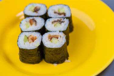 鲜美鳗鱼海苔寿司卷