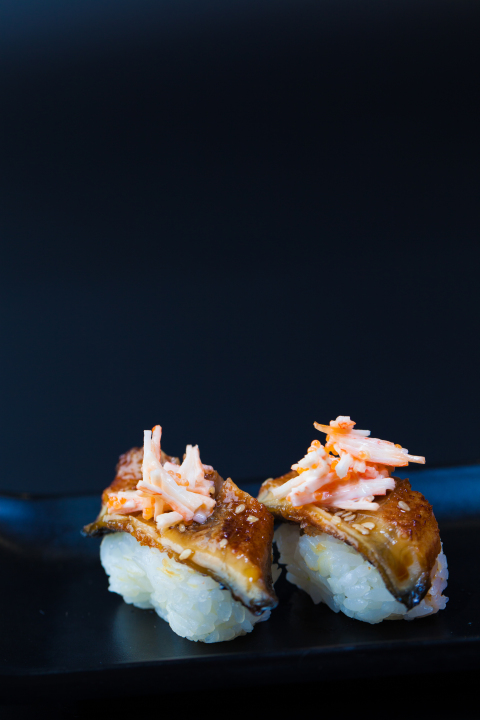 暗背景下的日式料理寿司版权图片下载