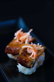 招牌鳗鱼片日式手握寿司