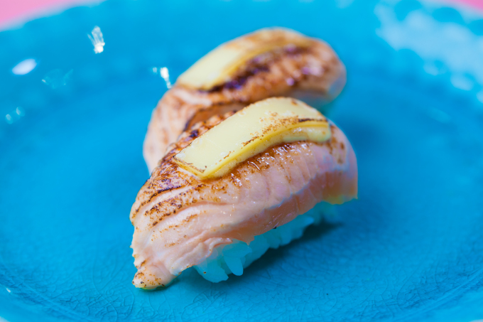 芝士三文鱼经典手握寿司