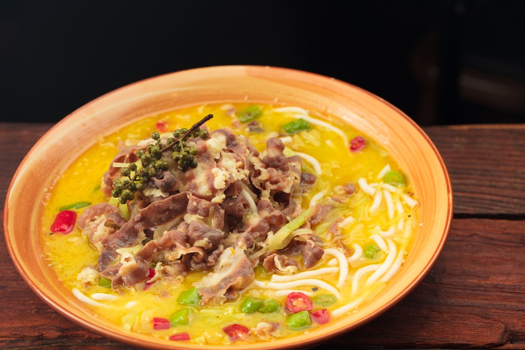 金汤肥牛酸辣汤面版权图片下载