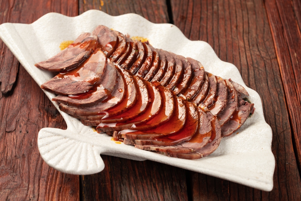 特色下酒凉菜酱牛肉摆盘实景图版权图片下载