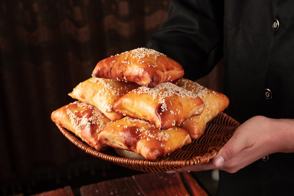 新疆特色馅料多汁烤包子版权图片下载