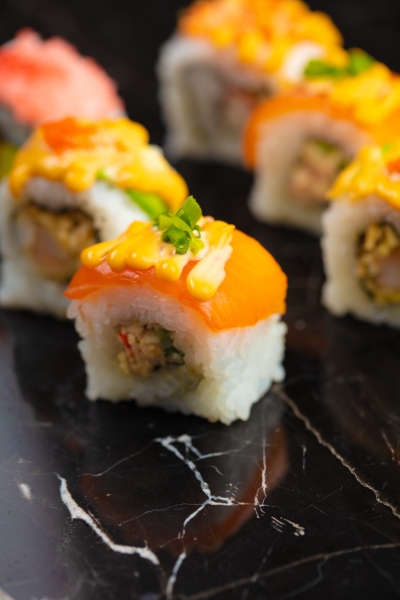 日式生鱼片手握寿司