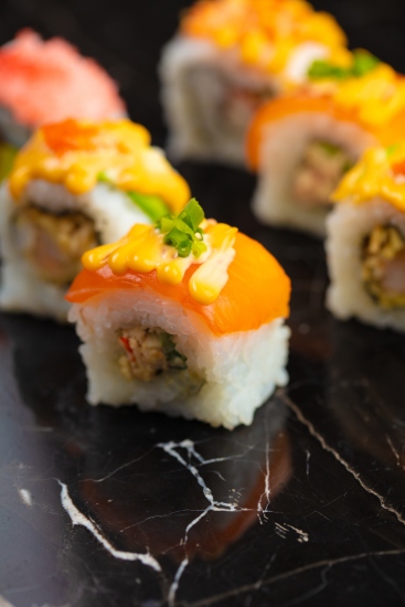 日式生鱼片手握寿司