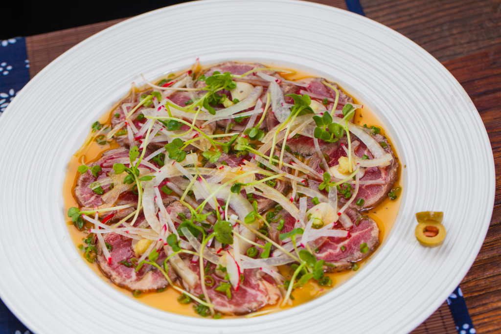 生鸡蛋拌和牛刺身版权图片下载