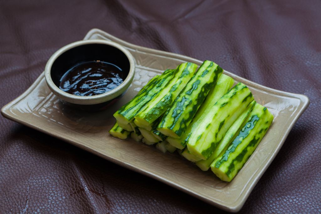 素食清爽黄瓜摆盘版权图片下载