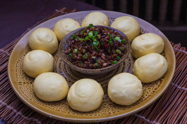 秘制炒肉面食摆盘版权图片下载