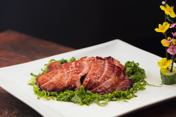 切片酱香牛肉芝麻摆盘