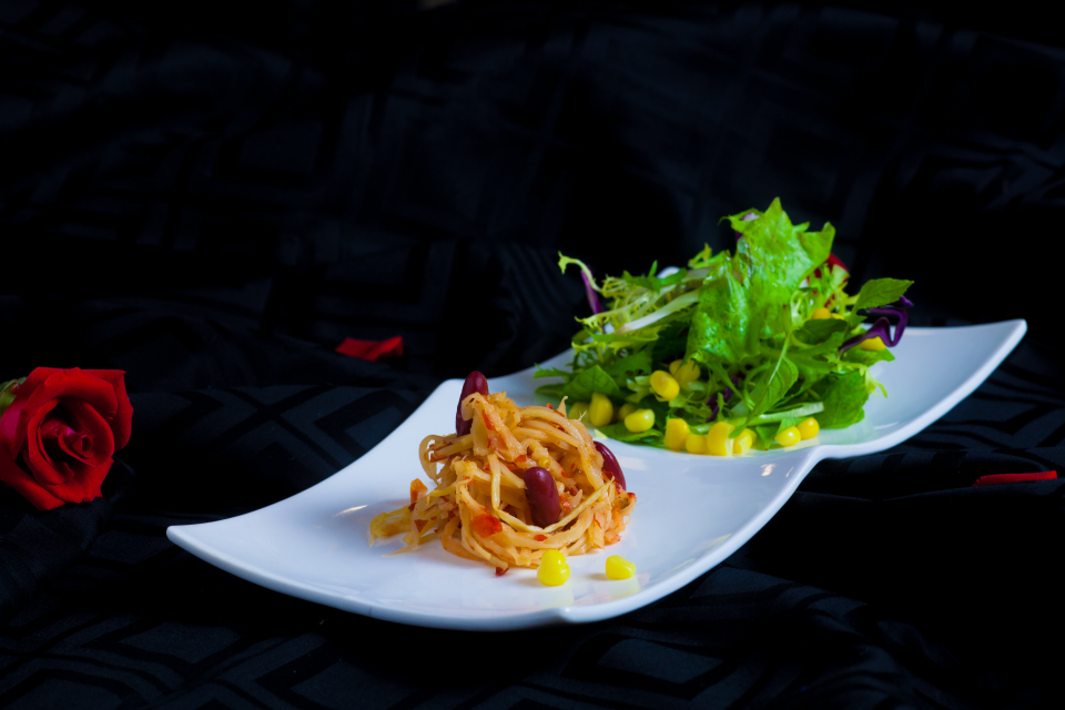 香辣豆芽拼果蔬沙拉