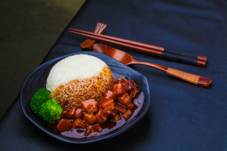 新鲜牛肉浇汁饭