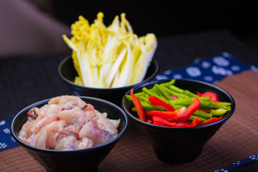 切片鱼肉小白菜混椒配料