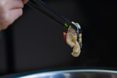 筷子夹鱼肉近景图片