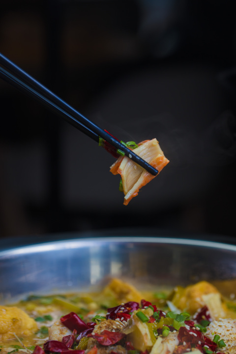 筷子夹煮熟的食物近景版权图片下载