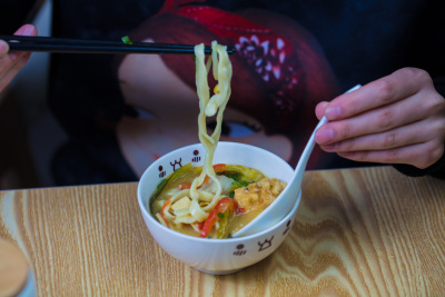 筷子夹面条金汤酸菜食物图片