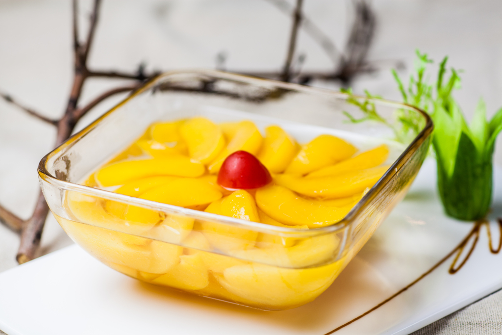 精致水果黄桃罐头版权图片下载