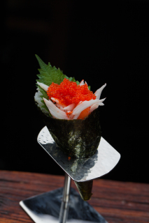 鲜鱼籽手握寿司