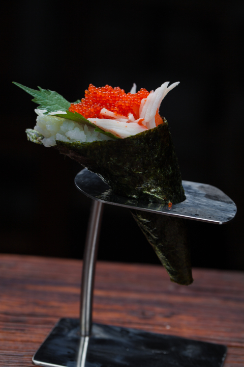 日式鱼籽手握寿司版权图片下载