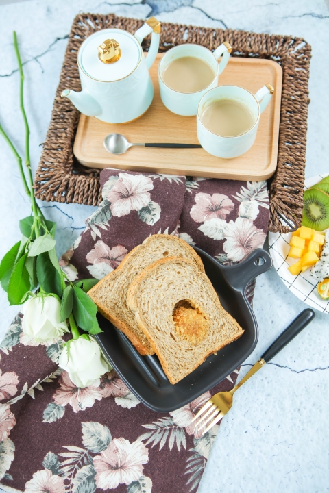 蛋黄土司奶茶套餐版权图片下载