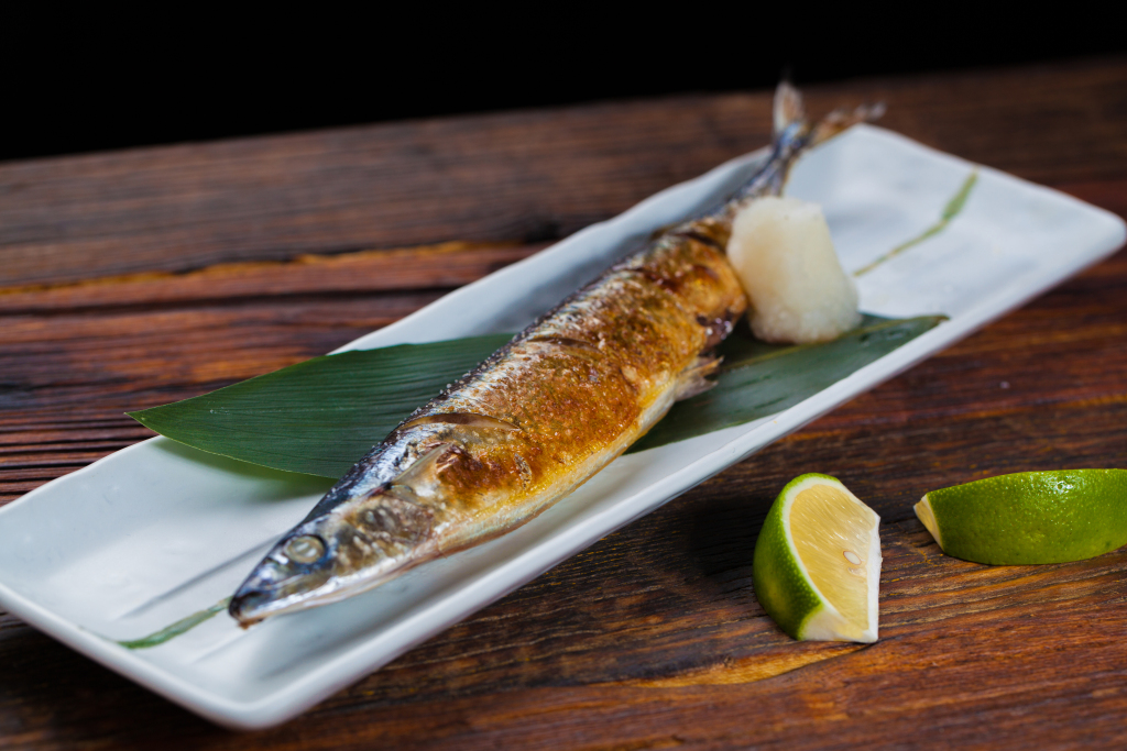 日式烤秋刀鱼版权图片下载