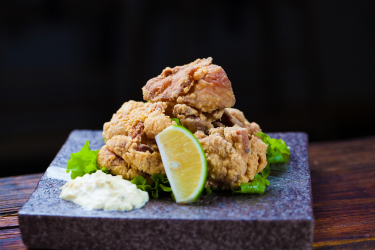 香酥炸鸡块沾酱