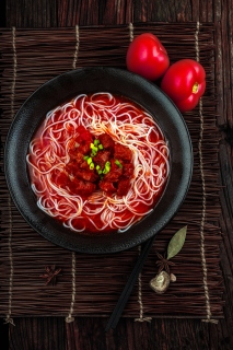 番茄红汤牛肉米线