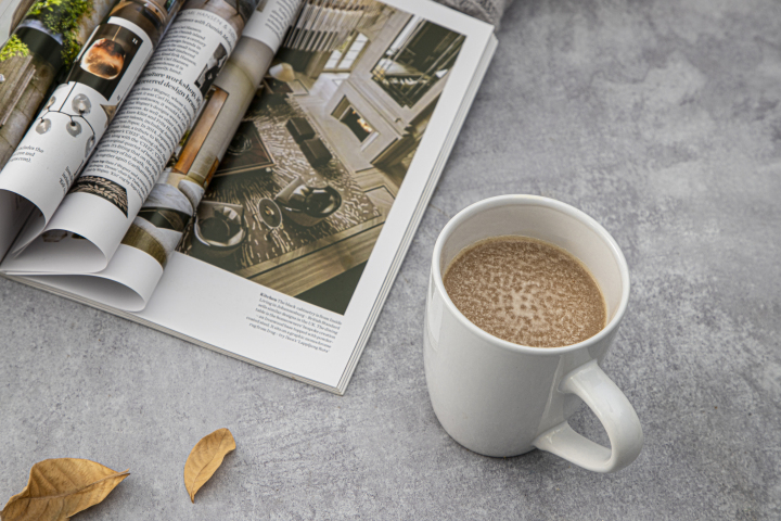 热咖啡杂志简约桌面版权图片下载