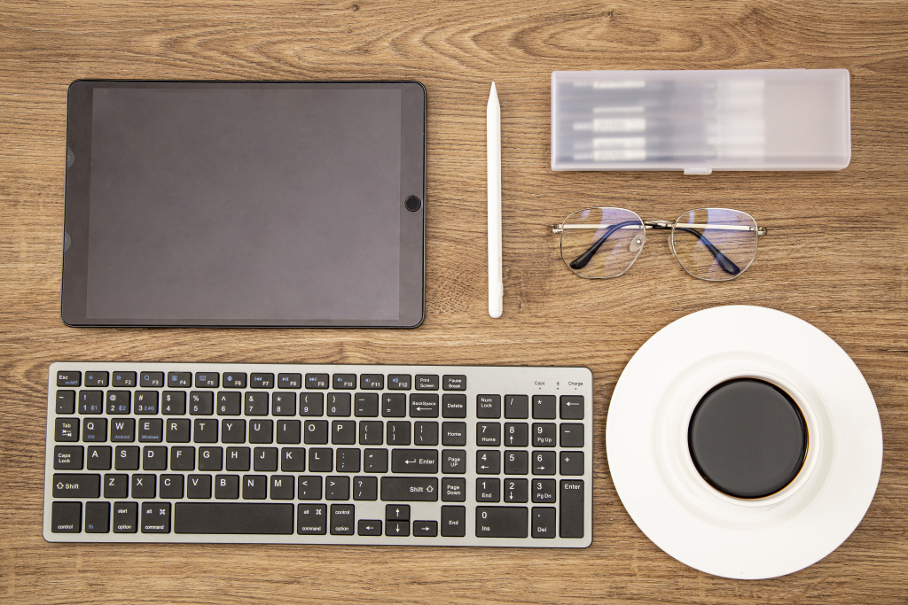 商务棕色高级感办公用品摆拍版权图片下载