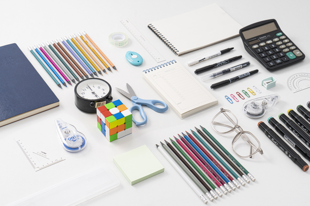 职场日常办公工具摆拍图版权图片下载