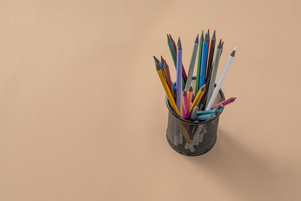 笔筒里的彩铅实拍图版权图片下载