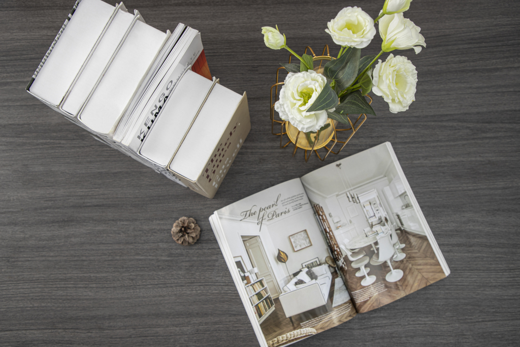 桌面各类书本杂志阅读鲜花版权图片下载