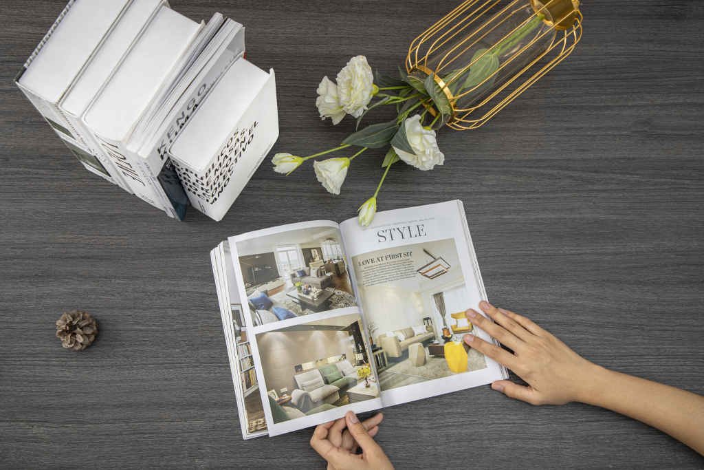 读书手翻书本杂志版权图片下载