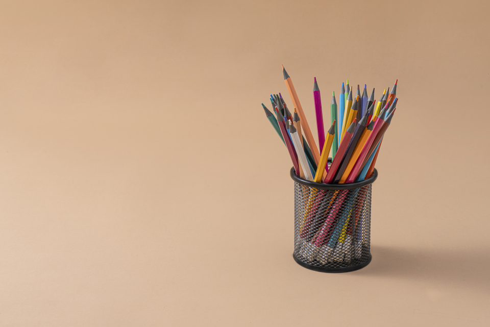 笔筒里的彩铅办公用品高清图