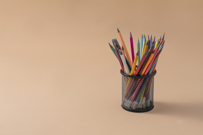 笔筒里的彩铅办公用品高清图