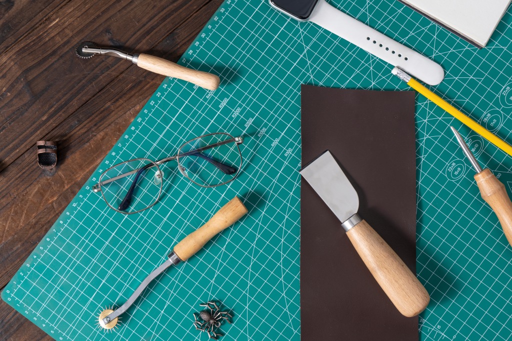 操作工具眼镜摆拍图版权图片下载