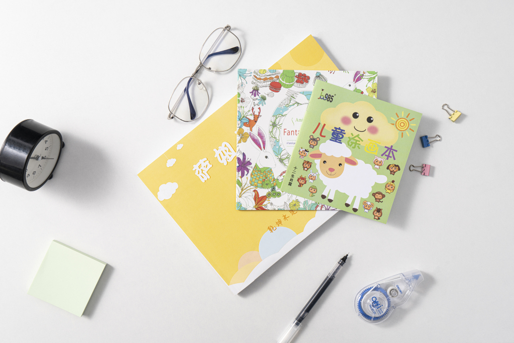 学习幼儿书本简约桌面实拍图版权图片下载