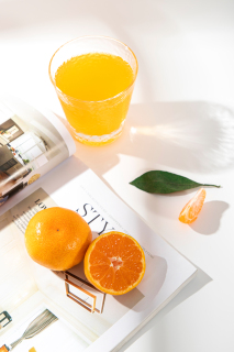 鲜榨橘子汁水果书本