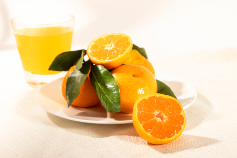 新鲜冰糖橙和鲜榨橙汁