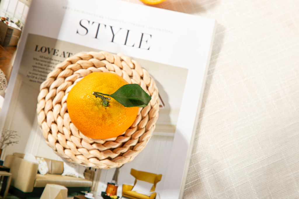 单颗冰糖橙和书本版权图片下载