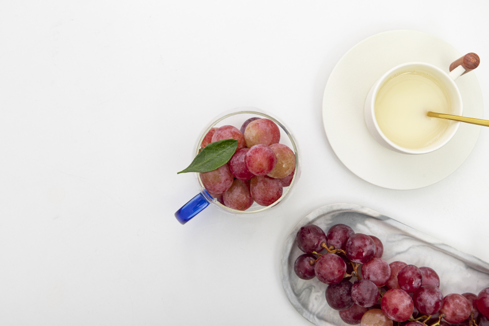 水杯和新鲜无籽红提