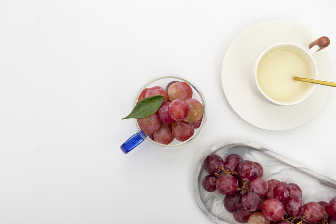 水杯和新鲜无籽红提