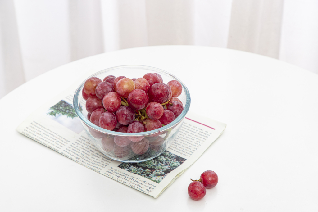 红玫瑰无籽红提和报纸版权图片下载